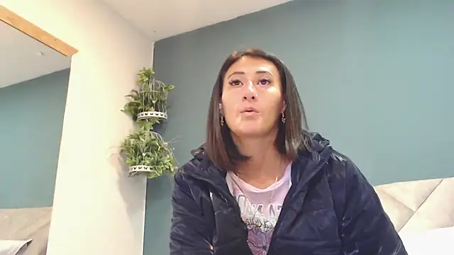 Snapshot of SharisWillian chatting on January 16, 2026, 3:54 am SharisWillian online show from January 16, 2026, 3:54 am