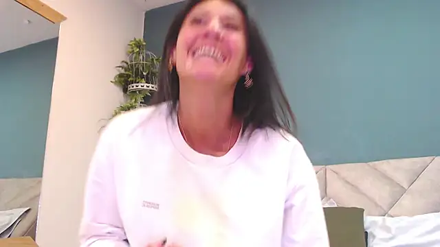 Snapshot of SharisWillian chatting on February 2, 2026, 3:38 am SharisWillian online show from February 2, 2026, 3:38 am