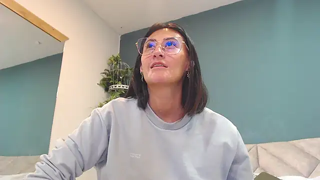 Snapshot of SharisWillian chatting on February 13, 2026, 3:57 am SharisWillian online show from February 13, 2026, 3:57 am