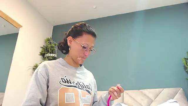 Snapshot of SharisWillian chatting on April 8, 2026, 3:50 am SharisWillian online show from April 8, 2026, 3:50 am