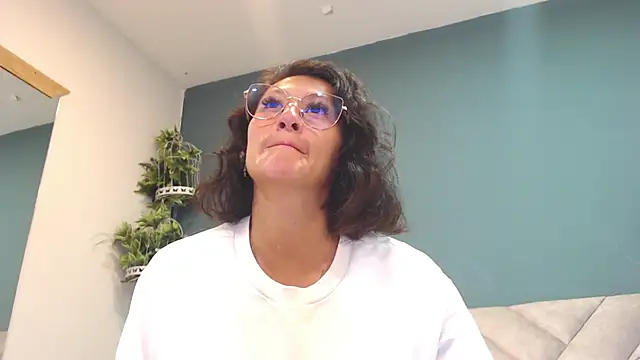 Snapshot of SharisWillian chatting on April 15, 2026, 3:46 am SharisWillian online show from April 15, 2026, 3:46 am