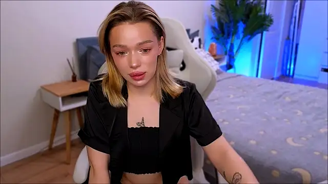 Lily Yin online show from December 18, 2025, 5:24 am