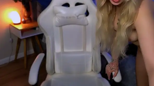 Lily Yin online show from April 24, 2026, 5:43 am