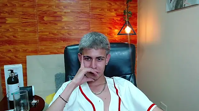 Snapshot of Bastiaan_28 chatting on December 20, 2024, 7:44 am Bastiaan 28 online show from December 20, 2024, 7:44 am