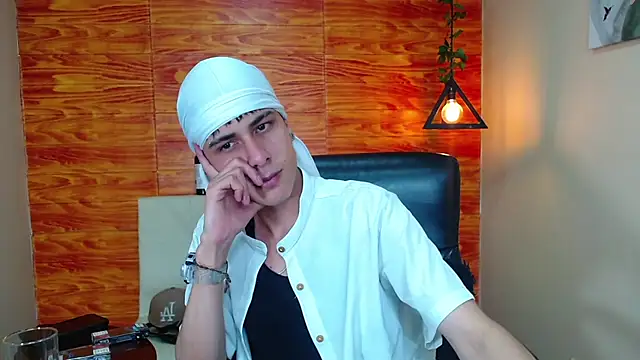 Snapshot of Bastiaan_28 chatting on January 15, 2025, 1:02 am Bastiaan 28 online show from January 15, 2025, 1:02 am