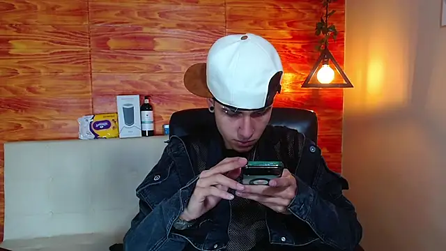 Snapshot of Bastiaan_28 chatting on February 14, 2025, 1:56 am Bastiaan 28 online show from February 14, 2025, 1:56 am