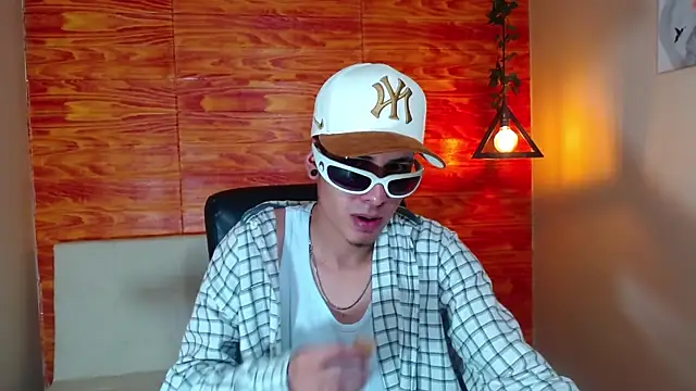 Snapshot of Bastiaan_28 chatting on February 21, 2025, 6:18 am Bastiaan 28 online show from February 21, 2025, 6:18 am