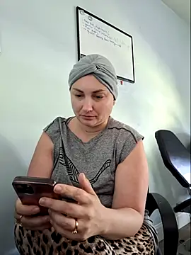 MilfyMrsRobinson online show from May 18, 2026, 1:50 pm