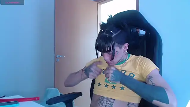 charlotbelucci  online show from October 2, 2025, 1:40 pm