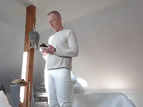 Snapshot of maxmueller321 chatting on February 18, 2026, 9:05 am maxmueller321 online show from February 18, 2026, 9:05 am