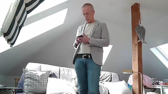 maxmueller321 online show from March 23, 2026, 9:02 am