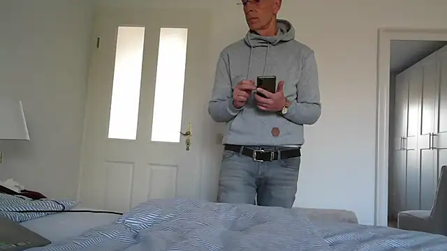 maxmueller321 online show from March 30, 2026, 8:26 am