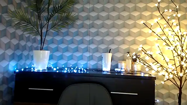  Leslyy Solo 1 online show from October 24, 2025, 5:42 pm