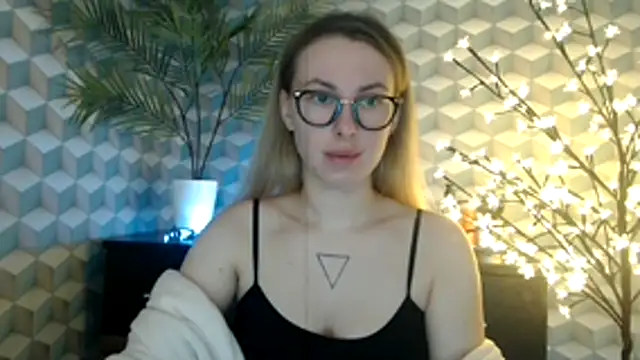  Leslyy Solo 1 online show from October 28, 2025, 7:27 pm