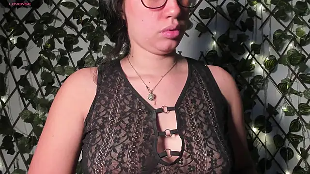 CoralineSanchez online show from November 28, 2025, 7:16 pm