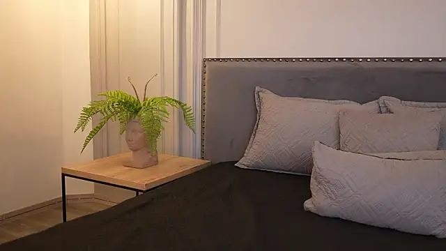 Snapshot of IrisBaker chatting on October 9, 2025, 9:35 pm IrisBaker online show from October 9, 2025, 9:35 pm