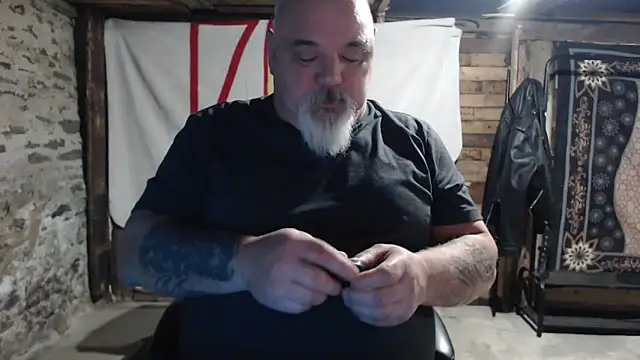 Newfiesausage1972 online show from December 2, 2025, 8:08 am