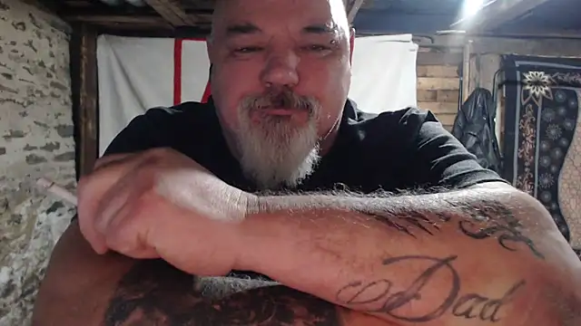 Newfiesausage1972 online show from December 3, 2025, 9:07 am