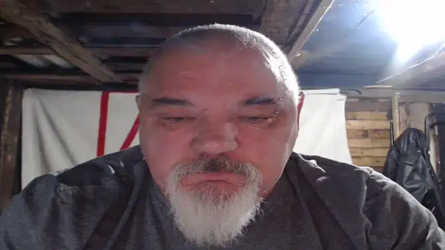 Newfiesausage1972 online show from December 14, 2025, 10:20 am