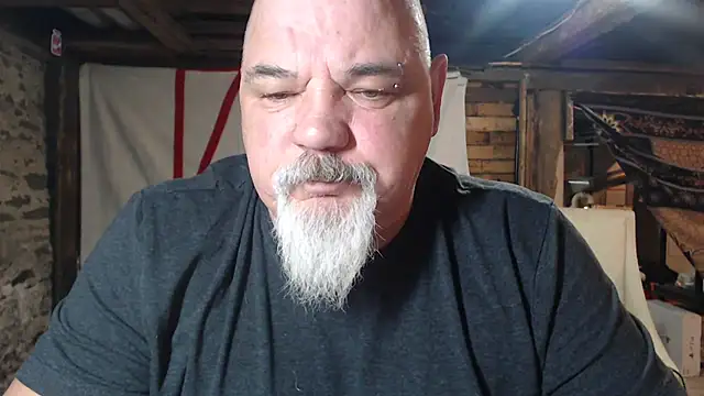 Newfiesausage1972 online show from March 1, 2026, 9:11 am