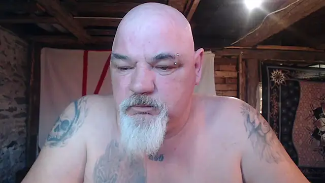 Newfiesausage1972 online show from March 27, 2026, 11:32 am