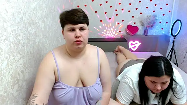 Snapshot of BeckyAndHellen chatting on February 23, 2025, 8:22 pm BeckyAndHellen online show from February 23, 2025, 8:22 pm