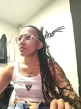 Snapshot of Yaumiko chatting on November 18, 2025, 11:59 pm Yaumiko online show from November 18, 2025, 11:59 pm