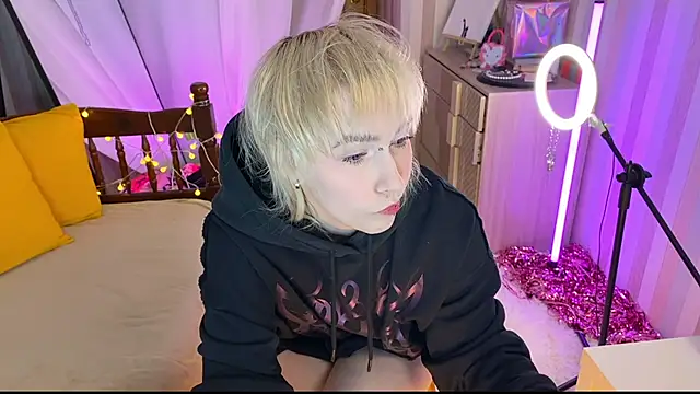 EmmyAmbros online show from February 18, 2026, 8:05 pm