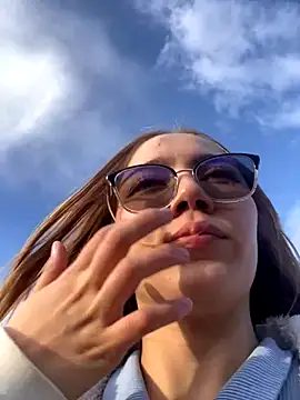 melody-dy online show from October 8, 2025, 10:07 pm