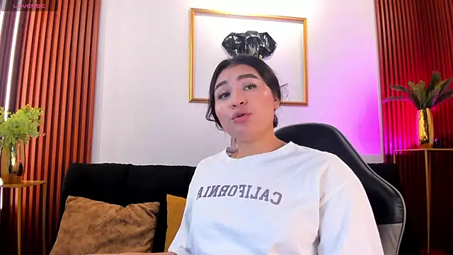 Snapshot of Zayda_1 chatting on October 6, 2025, 8:50 pm Zayda 1 online show from October 6, 2025, 8:50 pm