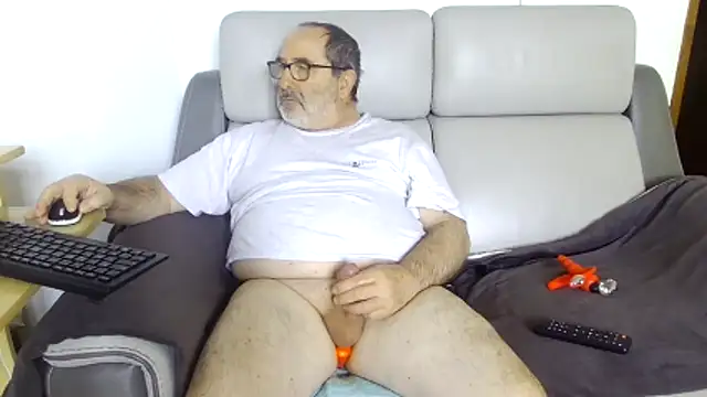 gillou1234 online show from April 3, 2026, 7:39 am