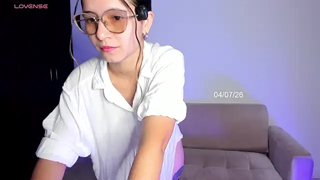 Snapshot of Lilacutte_ chatting on July 4, 2026, 9:48 am Lilacutte online show from July 4, 2026, 9:48 am