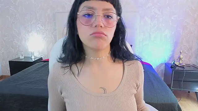 cute hollywood online show from April 15, 2026, 12:12 pm