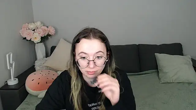 Mini Diva online show from October 17, 2025, 8:06 am