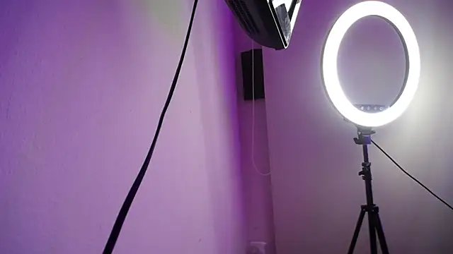 Snapshot of luly_pink chatting on October 24, 2025, 10:06 pm luly pink online show from October 24, 2025, 10:06 pm