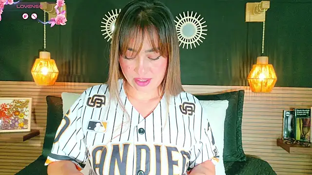 AnnaVictoria   online show from April 14, 2026, 12:27 am