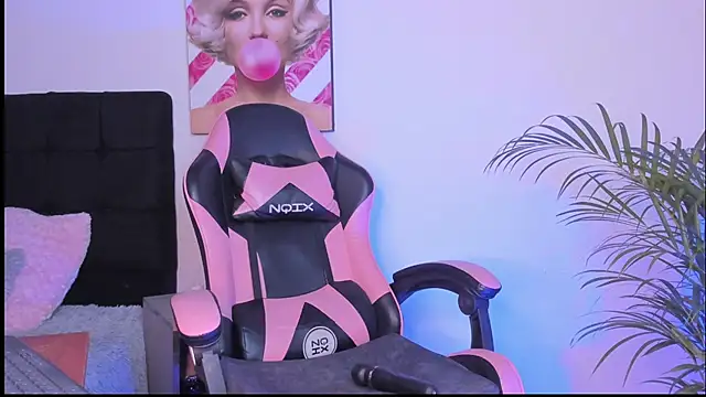 Kenia tompson01 online show from October 13, 2025, 7:25 pm