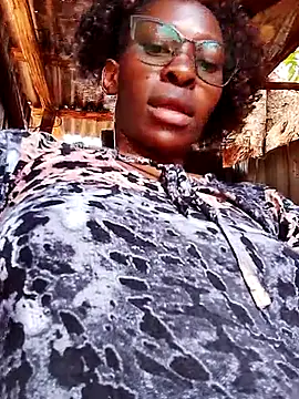 LOVELY-2BERRY online show from October 18, 2025, 8:59 am