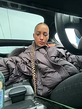 LovingBlondie online show from February 12, 2026, 6:08 am