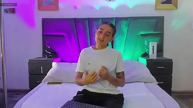 Snapshot of AndreaAndKarina chatting on January 19, 2025, 12:50 pm AndreaAndKarina online show from January 19, 2025, 12:50 pm