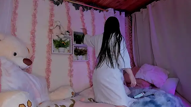 Idara and Edahi01 online show from October 5, 2025, 2:48 pm