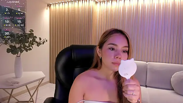 Snapshot of CarolineGraceX chatting on December 8, 2024, 11:29 pm CarolineGraceX online show from December 8, 2024, 11:29 pm