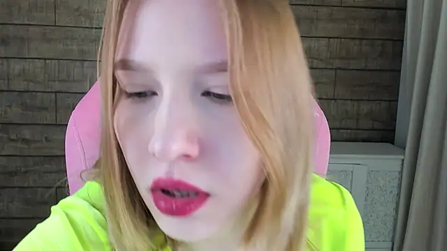 LiliLinn online show from April 17, 2026, 4:48 am