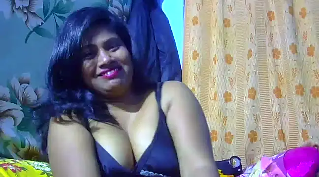 Snapshot of sexy_roma chatting on February 28, 2025, 6:41 pm sexy roma online show from February 28, 2025, 6:41 pm