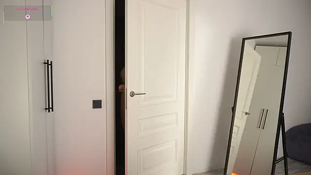 Snapshot of GlamourNova chatting on October 4, 2025, 8:40 pm GlamourNova online show from October 4, 2025, 8:40 pm