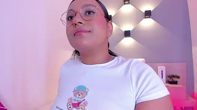 ellamontoya online show from February 5, 2025, 4:27 am