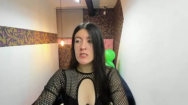 LiaCooper  online show from March 19, 2025, 12:01 pm