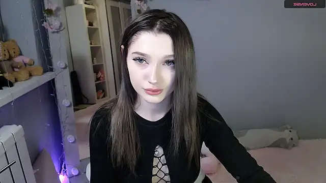 White kitty01 online show from December 7, 2024, 2:46 pm