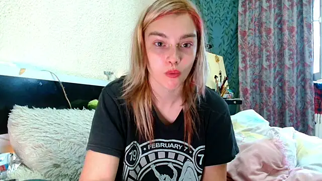 Snapshot of Sophie_Bell chatting on May 8, 2026, 3:17 pm Sophie Bell online show from May 8, 2026, 3:17 pm