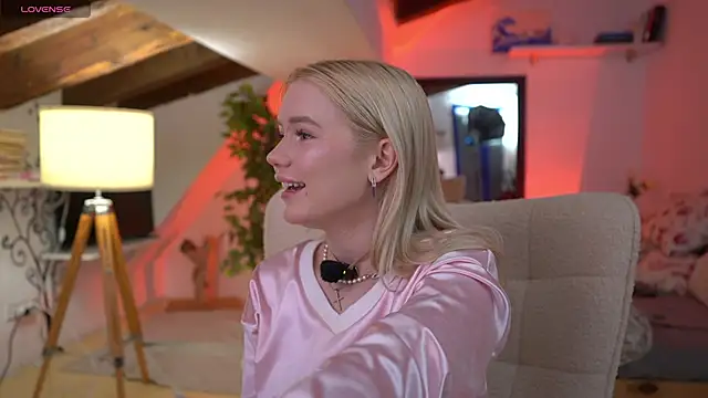 LexieLoree online show from February 13, 2026, 4:08 am